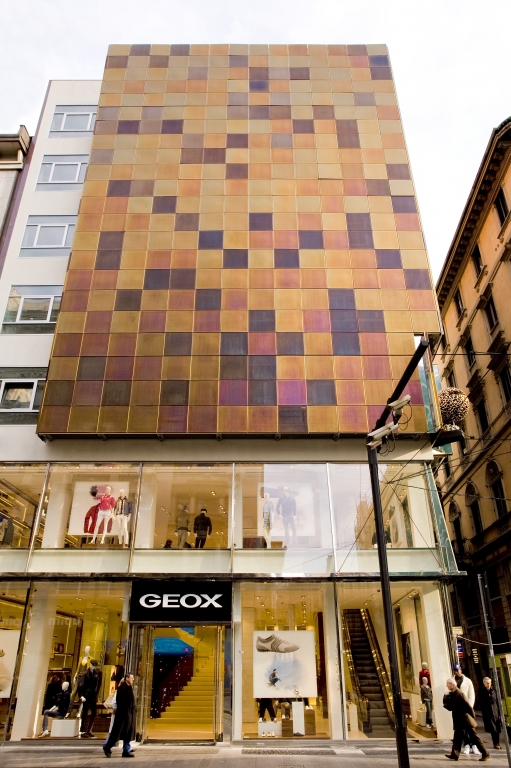 Subvención lo hizo romano Geox, Milan – Visual Merchandising and Store Design