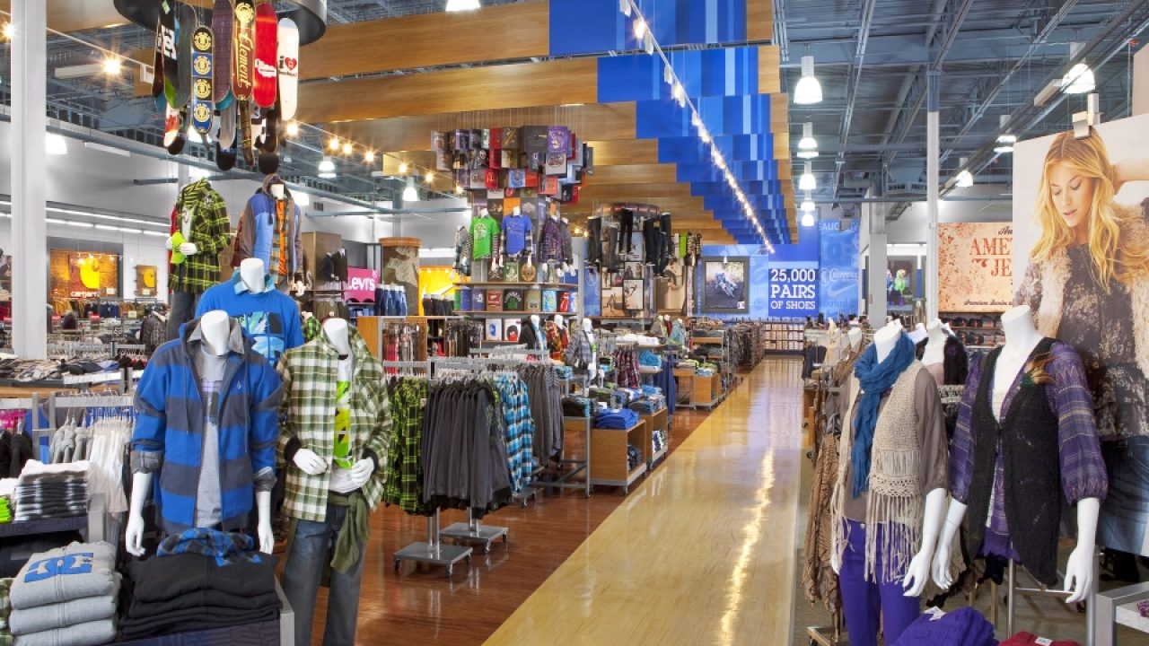 Bob's Stores, Long Island, . – Visual Merchandising and Store Design