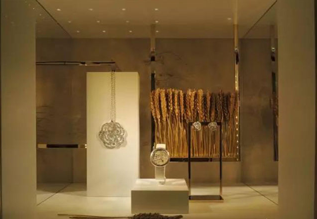 Louis Vuitton window display / lesson 6