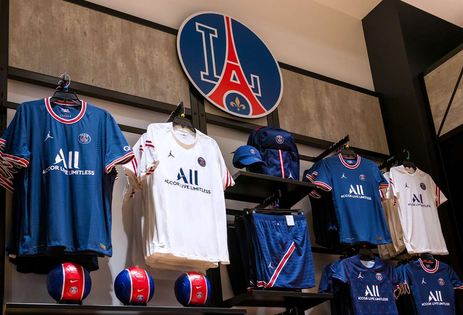 verhaal Openbaren Transplanteren Fanatics Debuts Paris Saint-Germain Soccer Club Store – Visual  Merchandising and Store Design