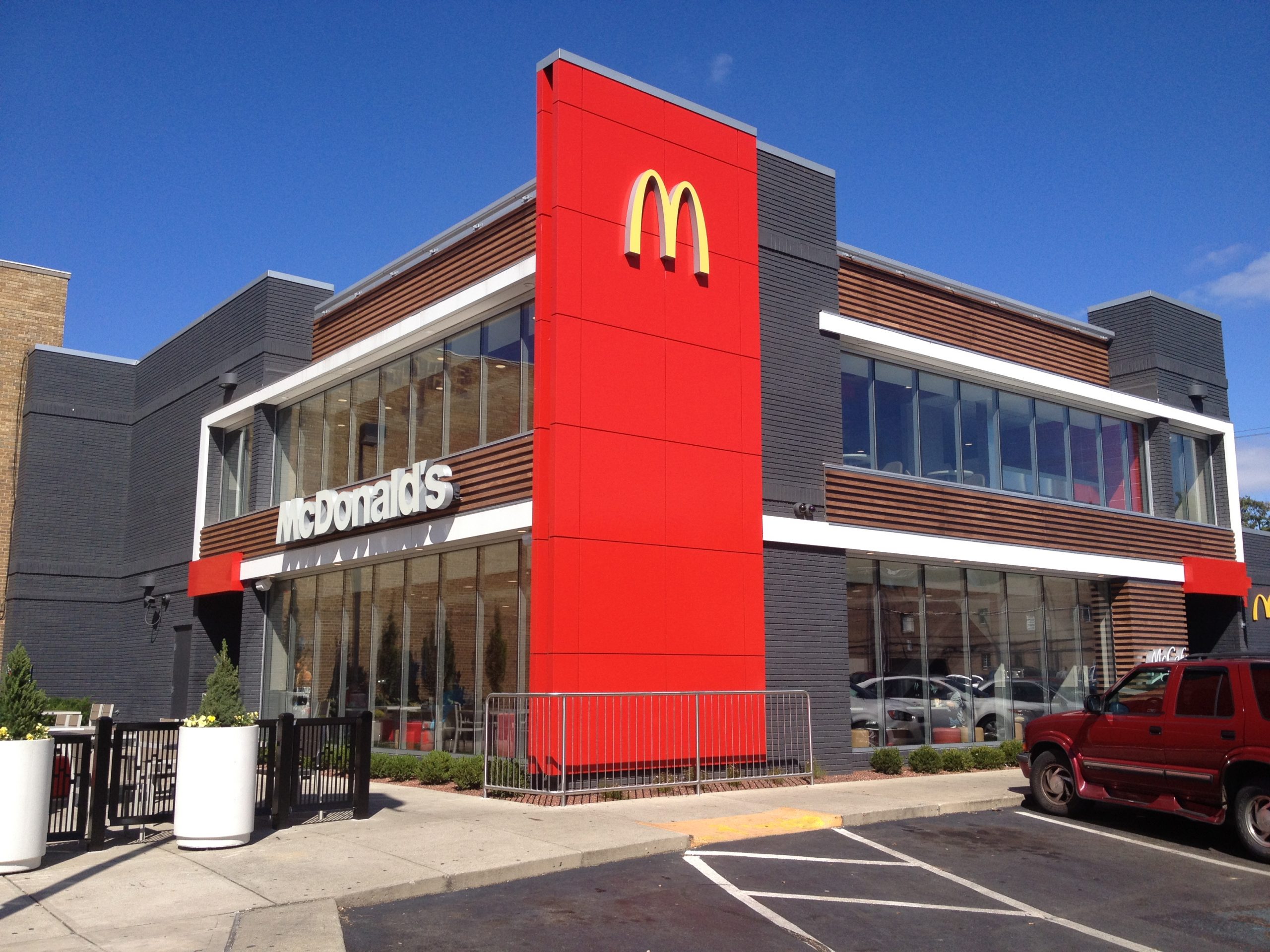 McDonald’s Franchises Offer iPhones as Hiring Incentive