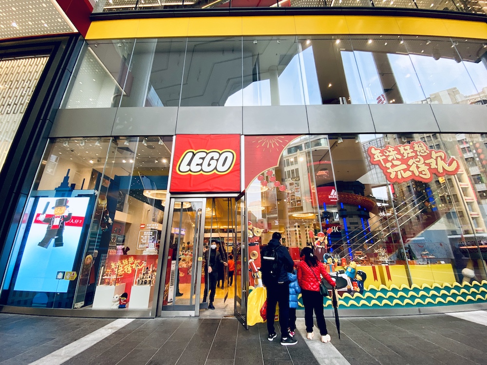 George Stevenson knap Soak Lego Opens Two “Store of the Future” Flagships – Visual Merchandising and  Store Design