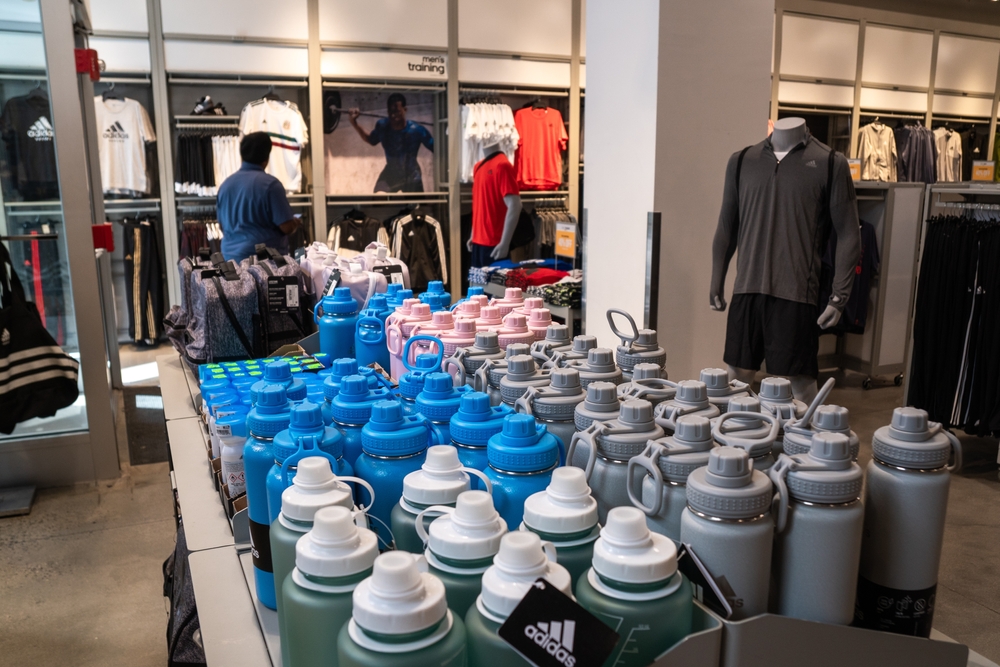 Oproepen Hoeveelheid van Spreekwoord Adidas to Hire 2800 Employees – Visual Merchandising and Store Design