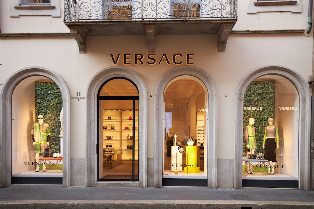 trek de wol over de ogen haakje Trots Versace Plots 88 New Stores – Visual Merchandising and Store Design