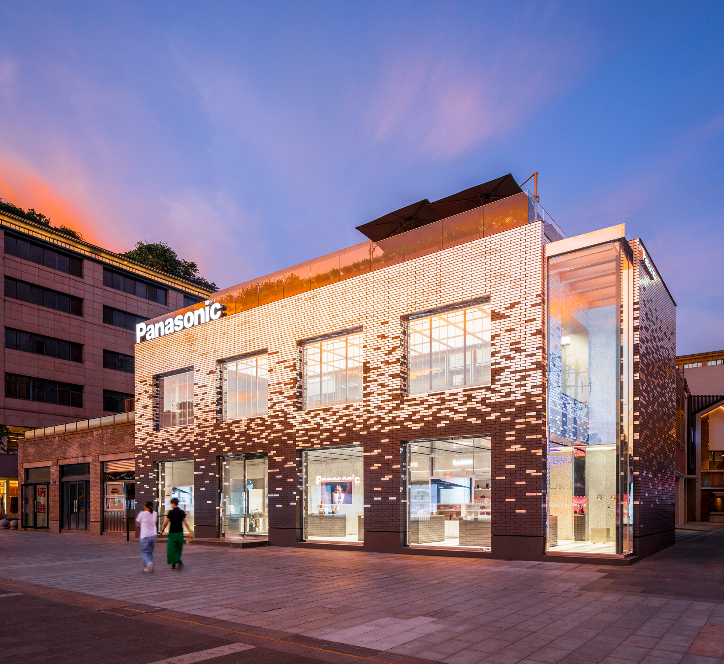 A two-story, glassed-in addition on one end of the building was created by Say Architects to add even greater visibility to the store’s interior.