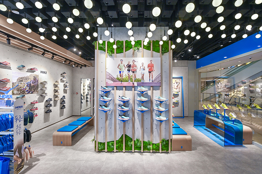Reebok brand store in the Metropolis shopping mall – HOKASU Lighting project