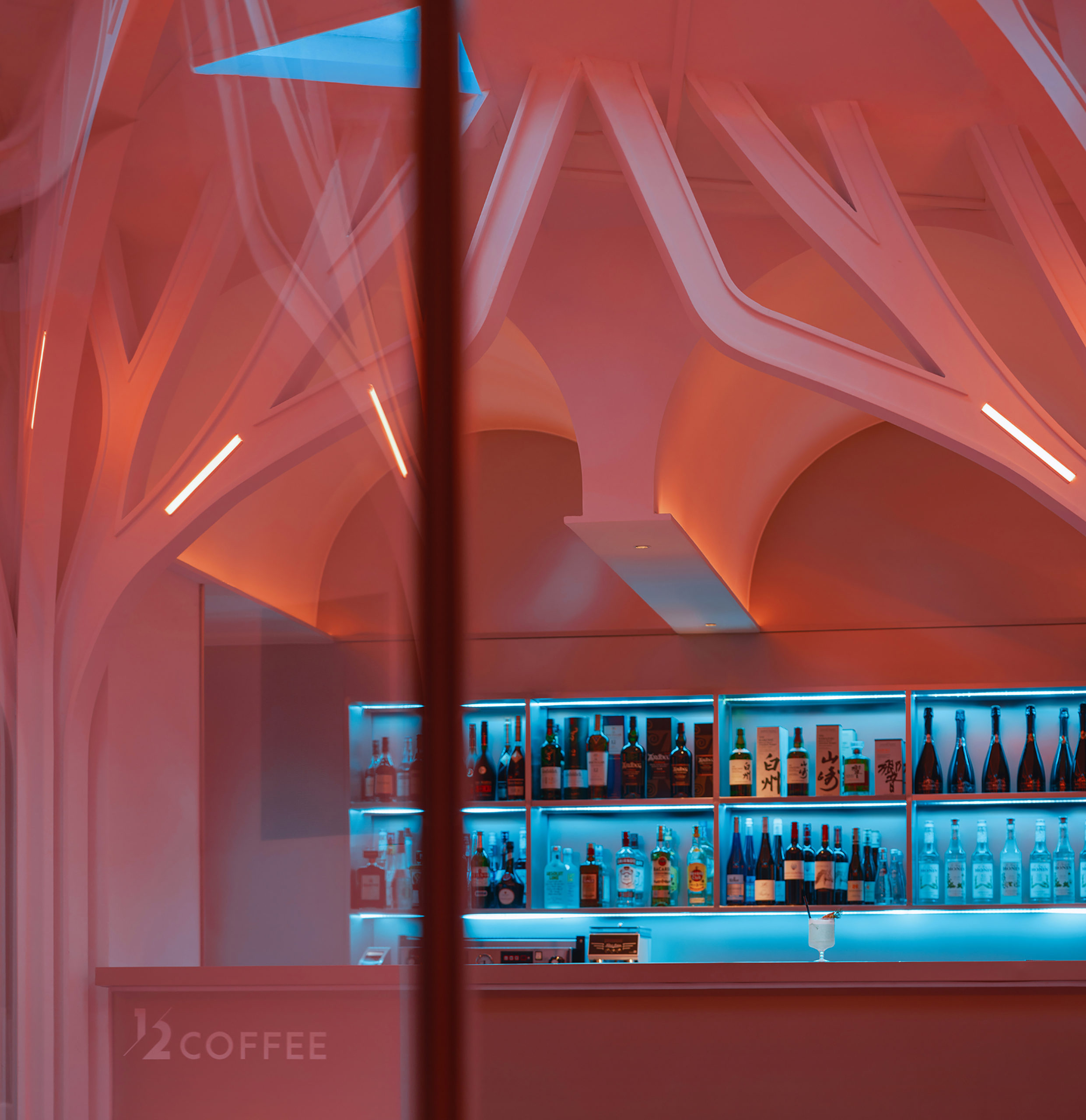 During the evening, the space transforms from serving coffee and teas to providing cocktails. This change is visually supported by the space’s dynamic lighting.