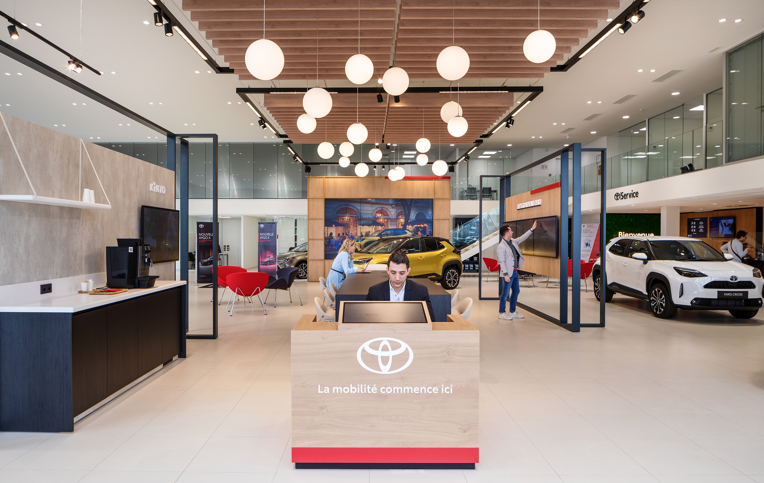 Toyota’s Paris store features a range of digital touchpoints to help guide the customer experience. 