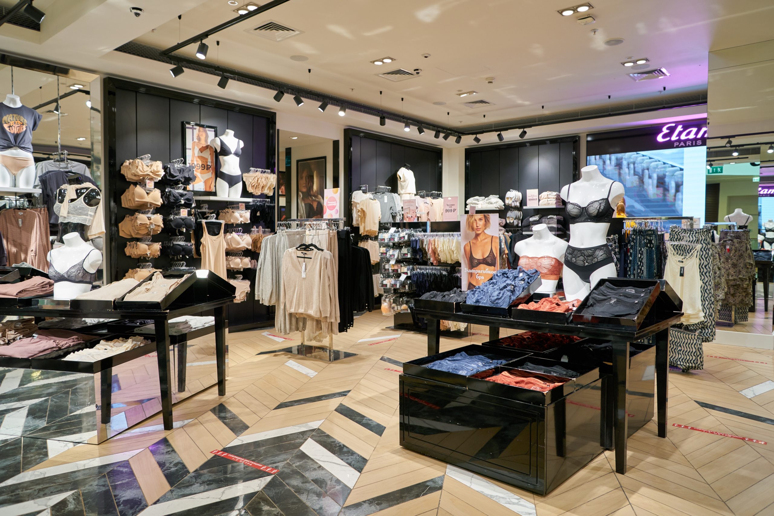 French Lingerie House Sets US Debut – Visual Merchandising and Store Design